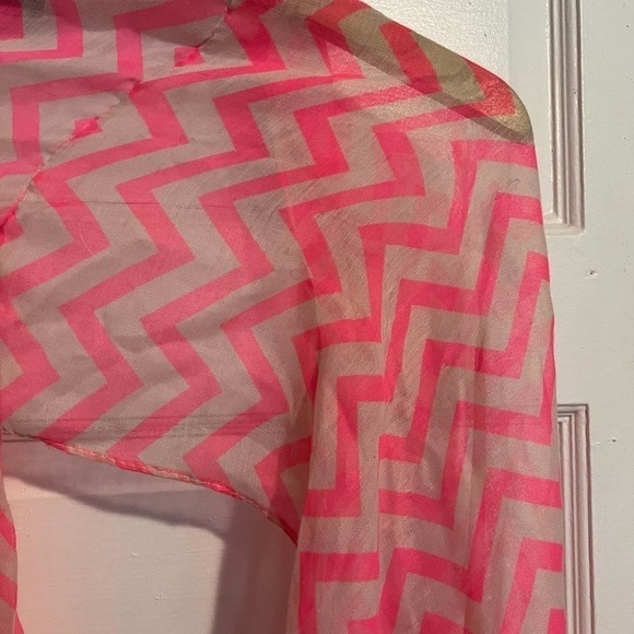 5/ $25 Pink White Chevron/Herringbone pattern Scarf - Picture 4 of 6